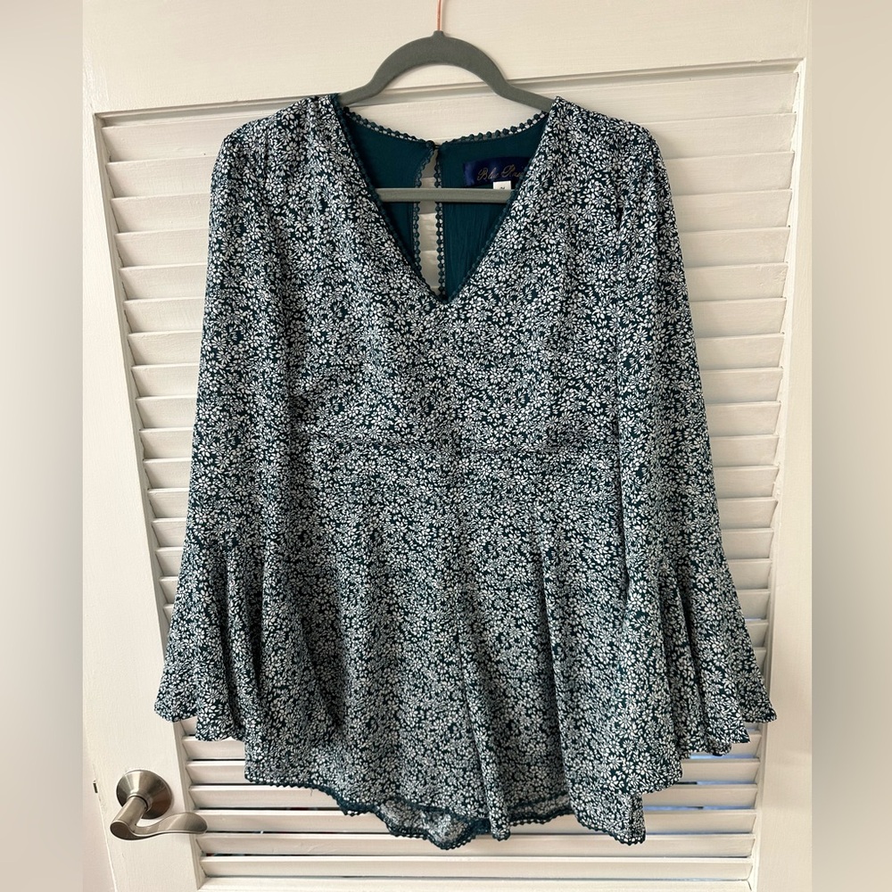 🦋 Blue Rain Floral Romper Size M Teal White Boho Flare Sleeve V-Neck 💙